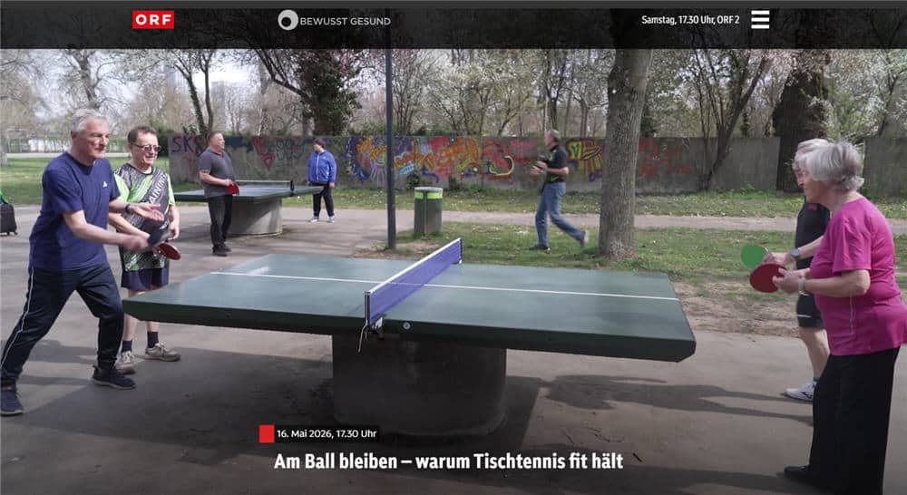 Menschen spielen Tischtennis im Park in Leonding, outdoor Freizeitaktivität.