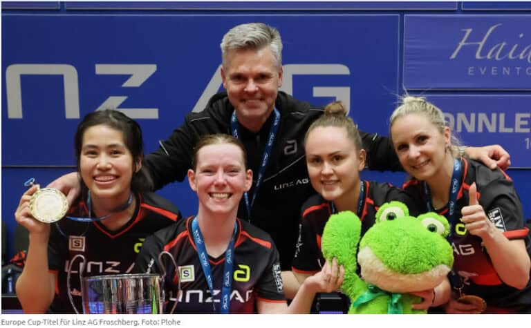 Tischtennisspielerinnen Froschberg mit Pokal und Medaillen nach Turnier.