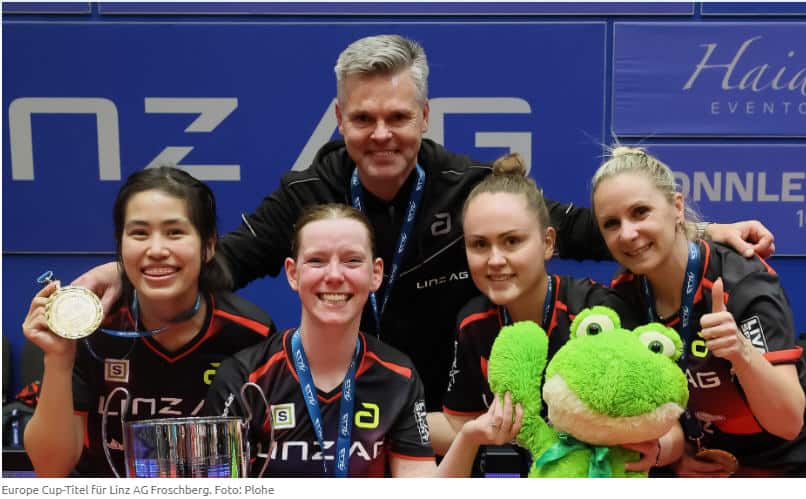 Tischtennisspielerinnen aus Leonding mit Pokal und Medaillen nach Turnier.