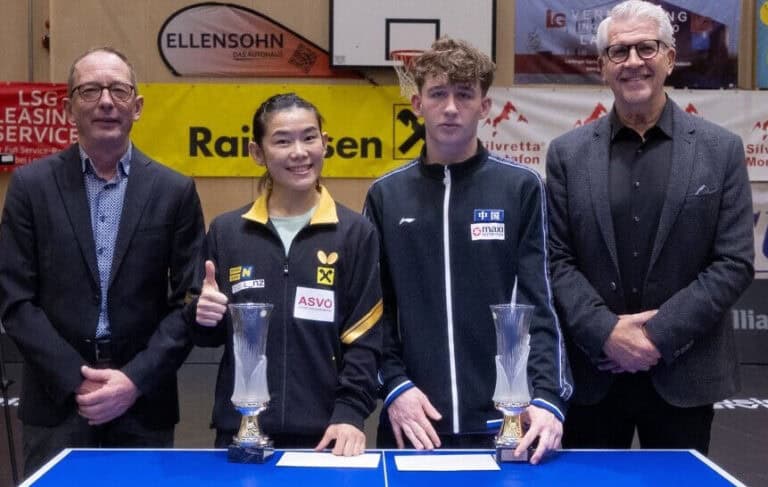 Zwei junge Tischtennisspieler mit Siegern und Betreuern bei Turnier in Linz.