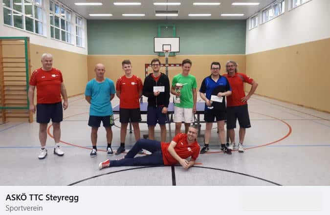 Gruppe von Tischtennisspielern im Turnsaal, ASKÖ TTC Steyregg.