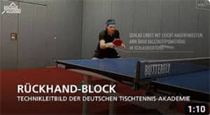 Rückhand-Block einer Tischtennis-Akademie, Spieler im Fokus, Butterfly-Tisch, Technikvideo.