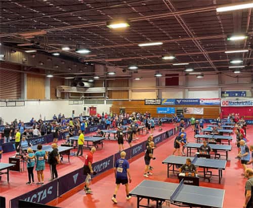 Großes Tischtennisturnier für alle Altersgruppen in heller, geräumiger Sporthalle mit Zuschauerbeteiligung.