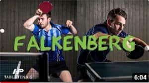 Zwei Tischtennis-Spieler beim Falkenberg-Drill, intensiver Fokus und Dynamik veranschaulicht.