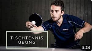 Junger Mann beim Tischtennis, fokussiert auf Ball, in dynamischer Bewegung, intensives Training.
