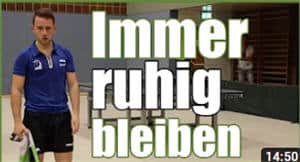 Immer ruhig bleiben: Tipps zur Gelassenheit beim Tischtennis von einem fokussierten Sportler.