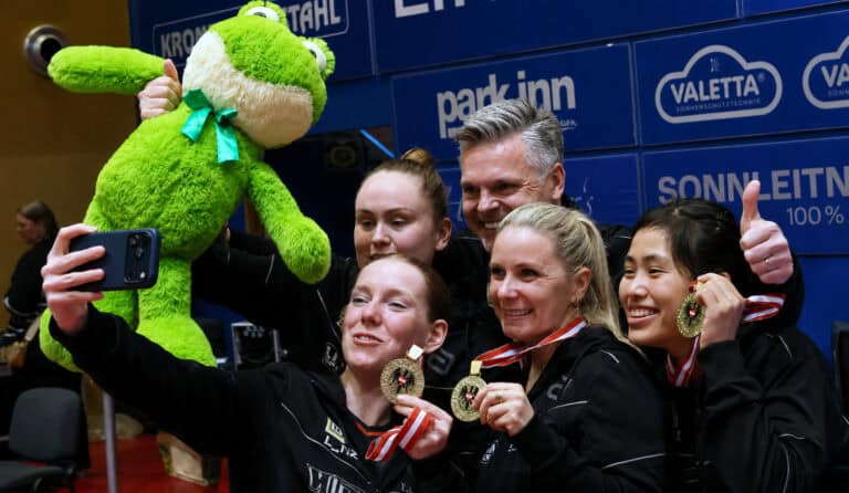 Frauen beim Tischtennis in Linz feiern ihren Erfolg mit Medaillen und Selfie.