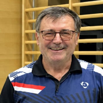 Manfred Wunder beim Tischtennis in Linz, sportliche Aktivität, Indoor.