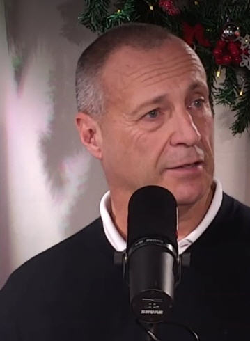 Erfahrener Tischtennisspieler bei Leonding vor Weihnachtsdeko.