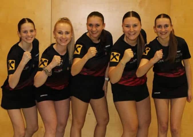 Frauenmannschaft beim Tischtennis in Leonding, sportliche Spielerinnen im Team.