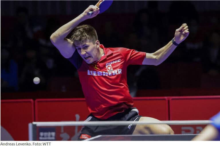 Andreas Levenko bei einem kraftvollen Sprungschuss während eines Tischtennis-Matches.