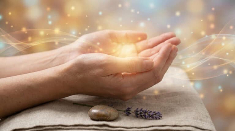 Entspannte Hände während Meditation vor Tischtennis, ruhige Atmosphäre, Konzentration, Fokus, Entspa.
