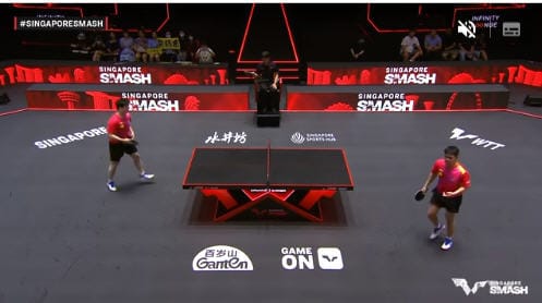 Intensives Tischtennis-Match bei Singapore Smash, Spielern und Schiedsrichter in Aktion.
