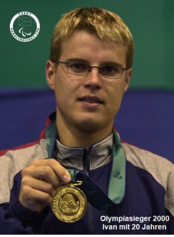 Ivan Karabec, 20, Olympiasieger 2000 für Tschechien, hält stolz seine Goldmedaille.