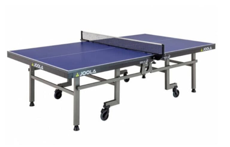 JOOLA Tischtennistisch mit blauem Spielfeld, robustem Metallrahmen, praktischen Rollen, faltbar für einfaches Lagern.