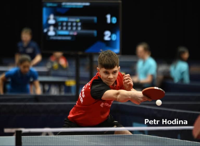 Jungspieler Petr Hodina bei intensiver Tischtennis-Aktion im Turnier, voller Konzentration und Agilität.