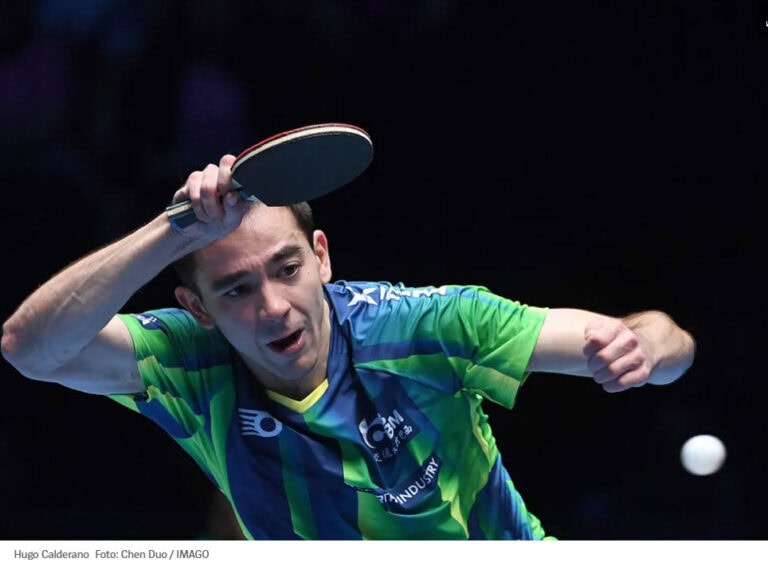 Intensiver Tischtennis-Spieler beim kraftvollen Vorhandschlag in actionreicher Momentaufnahme.
