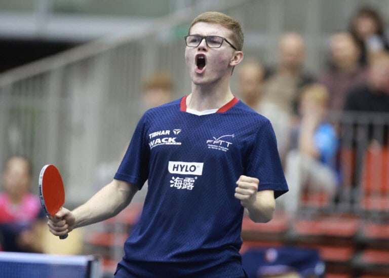 Junger Tischtennisspieler jubelt nach Punktgewinn bei einem Turnier.