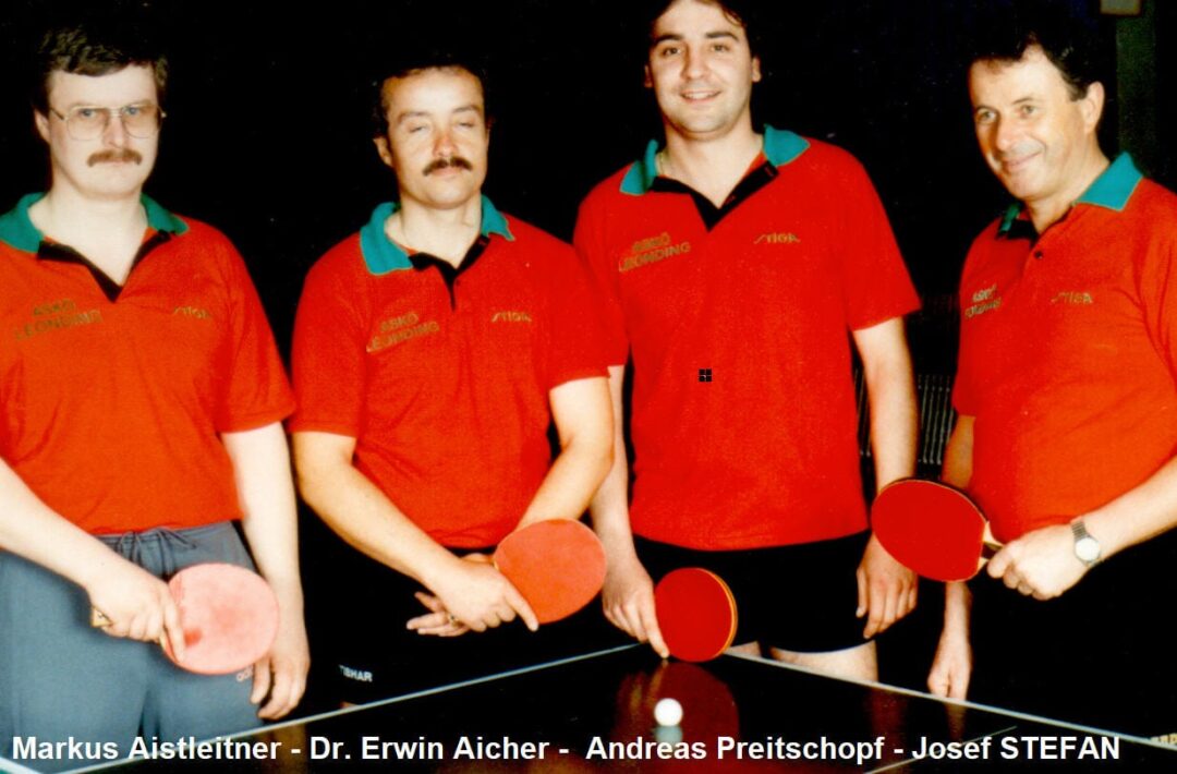 Tischtennis-Teamfoto mit Markus Aistleitner, Dr. Erwin Aicher, Andreas Preitschopf und Josef Stefan.