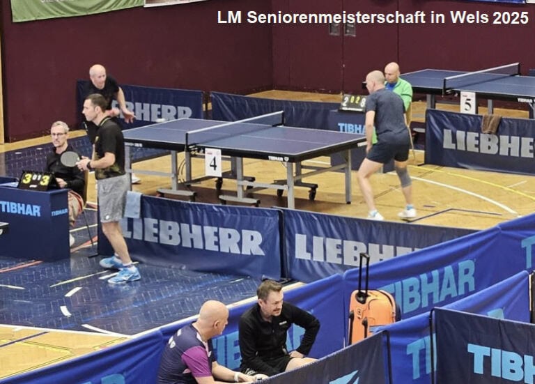 Tischtennis Seniorenmeisterschaft Wels 2025, lebendige Szene mit Spielern und Schiedsrichtern.